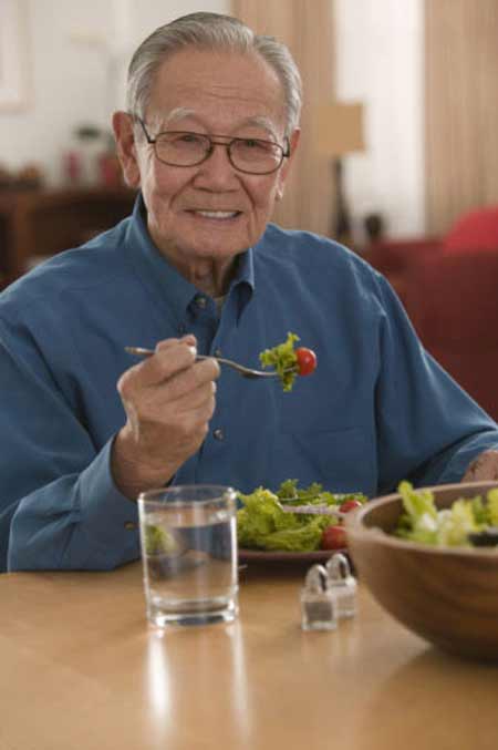 Lựa chọn thực phẩm lành mạnh giúp người cao tuổi thêm khỏe