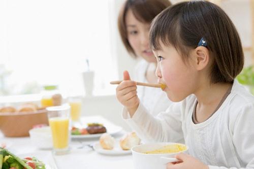 Trẻ biếng ăn: Mẹ nên và không nên làm gì?